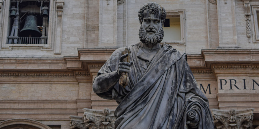 Statue de l'apôtre Pierre devant la basilique saint Pierre de Rome