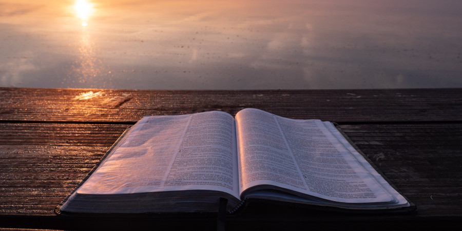 Bible ouverte sur l'océan