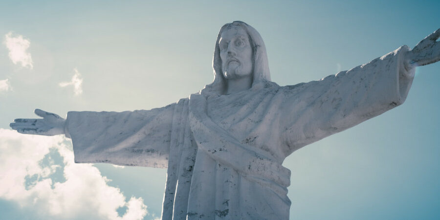 Une statue du Christ qui ouvre grand les bras