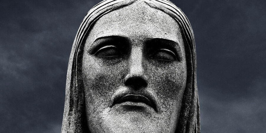 Visage d'une statue du Christ