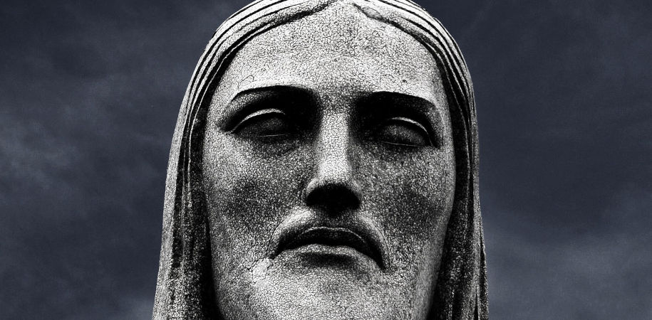 Visage d'une statue du Christ