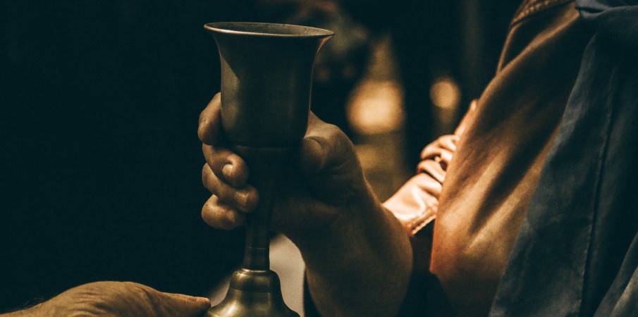Le Christ passe la coupe de vin lors de la dernière Cène