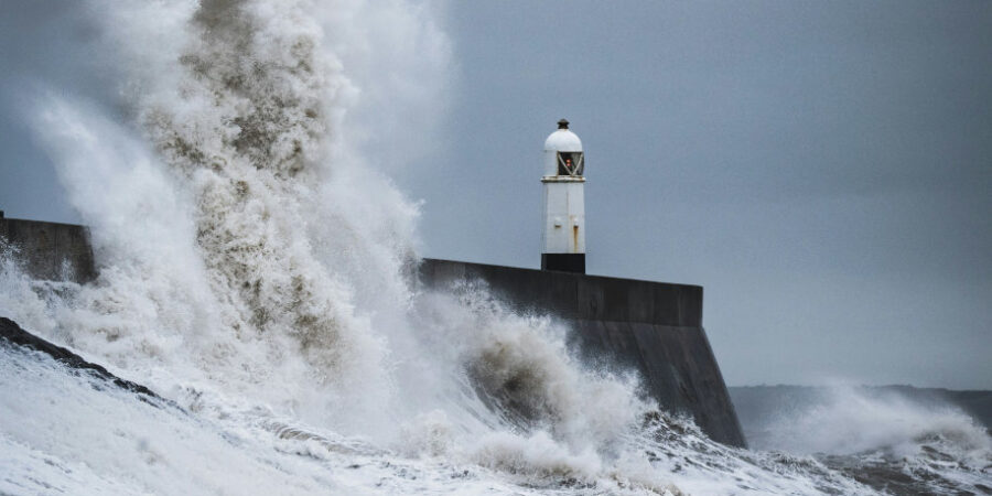Un phare dans une tempête maritime