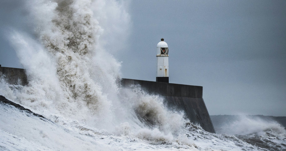 Un phare dans une tempête maritime