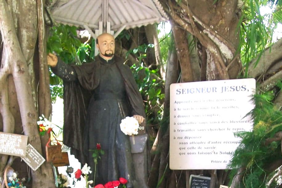 Ignace de Loyola devant la résidence jésuite de l'ile Maurice