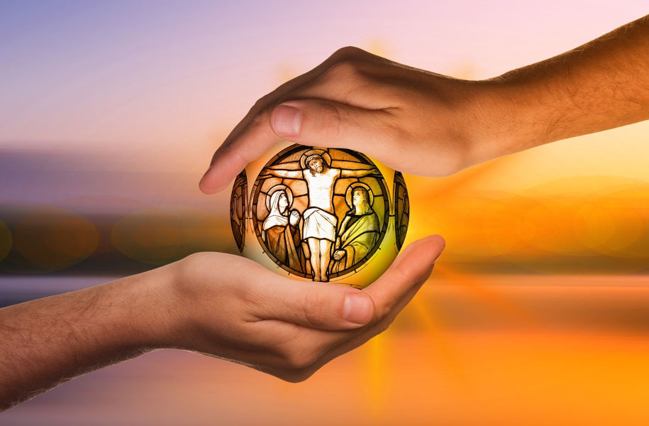 Des mains qui tiennent une image du Christ
