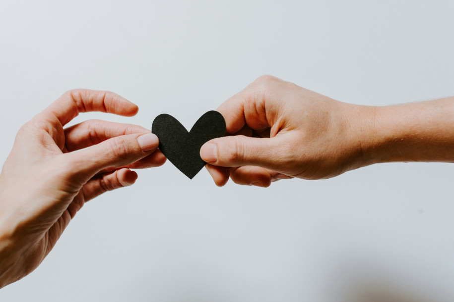 Deux mains qui tiennent un coeur