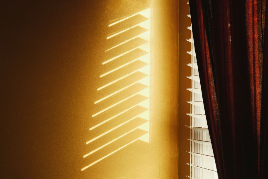 Des rayons de soleil percent des volets fermés