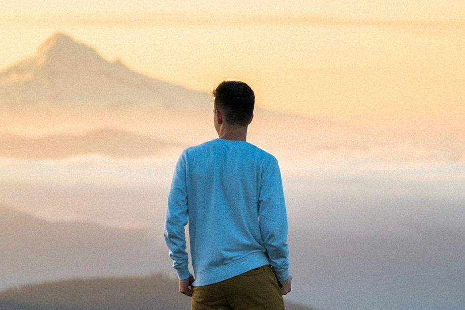 Un homme devant une montagne qui méditer