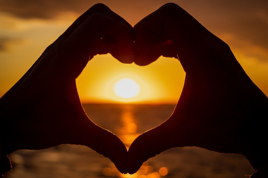Des mains qui montre un coeur. Cette générosité peut nous aider à surmonter notre sclérose du coeur