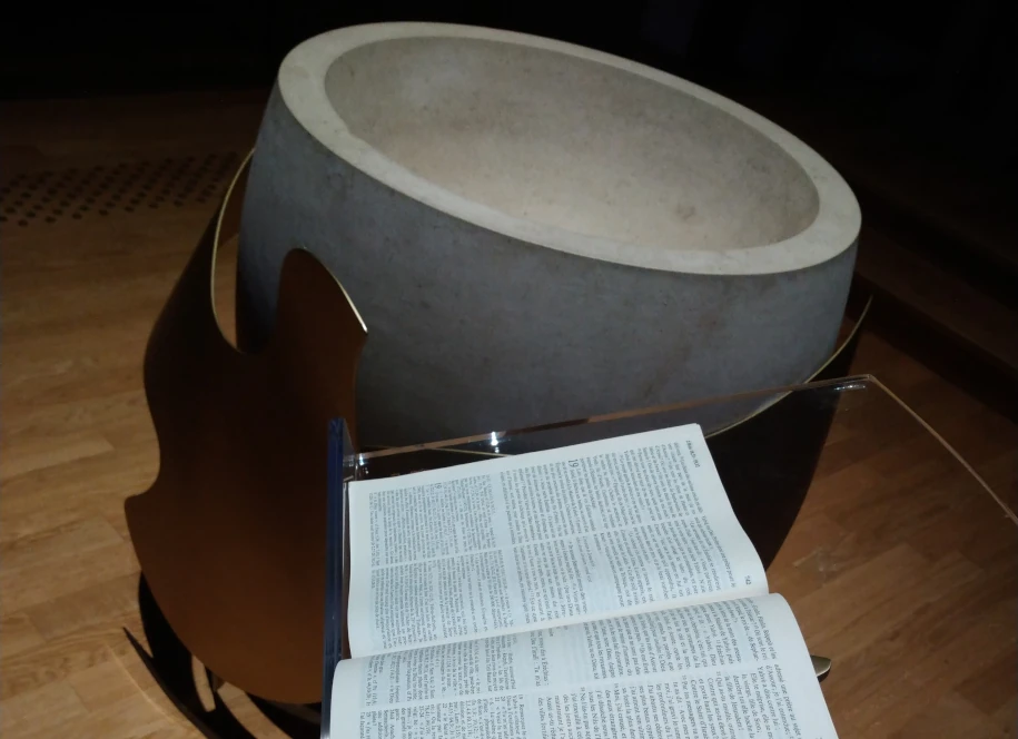 Un baptistère avec une bible à côté