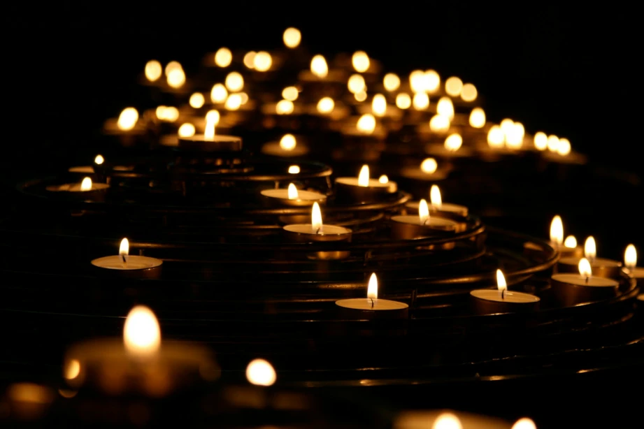 Des lumignons qui brulent dans l'obscurité