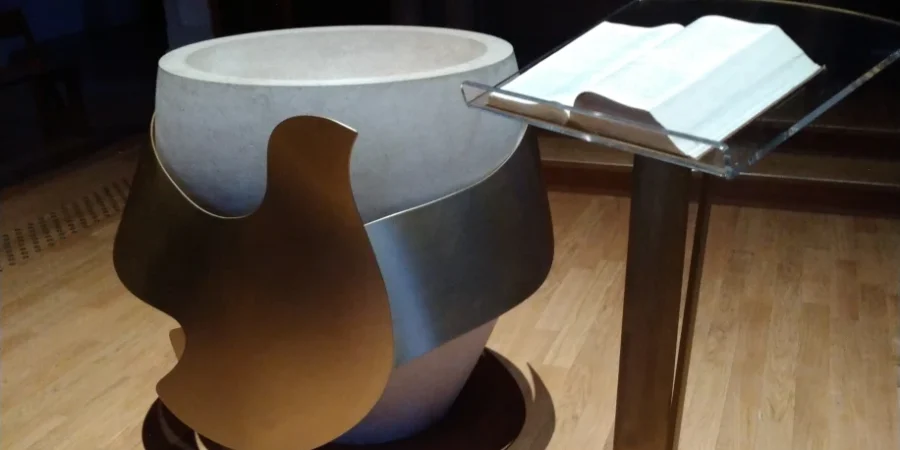 Baptistère avec le livre de la Parole de Dieu ouvert