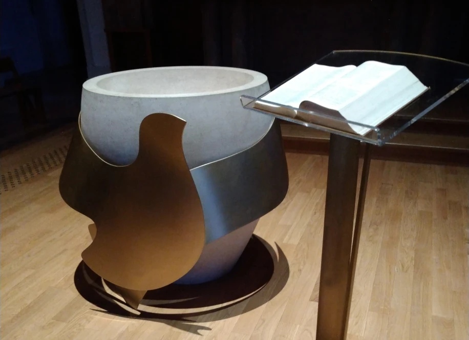 Baptistère avec le livre de la Parole de Dieu ouvert