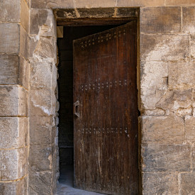 Une porte ouverte en bois