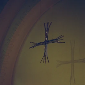 La croix qui surplombe l'autel du monastère des bénédictines d'Hurtebise