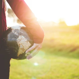 Une personne avec la terre dans la main