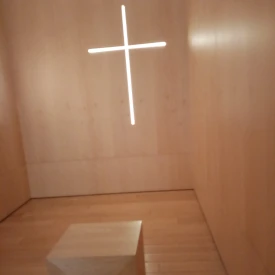 Une tabouret devant une croix lumineuse