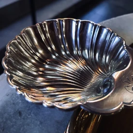 Coquille saint Jacques posée sur un baptistère