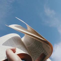 La Parole de Dieu dont les pages tournent au vent sous un ciel bleu