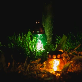 Des lanternes allumées dans la nuit